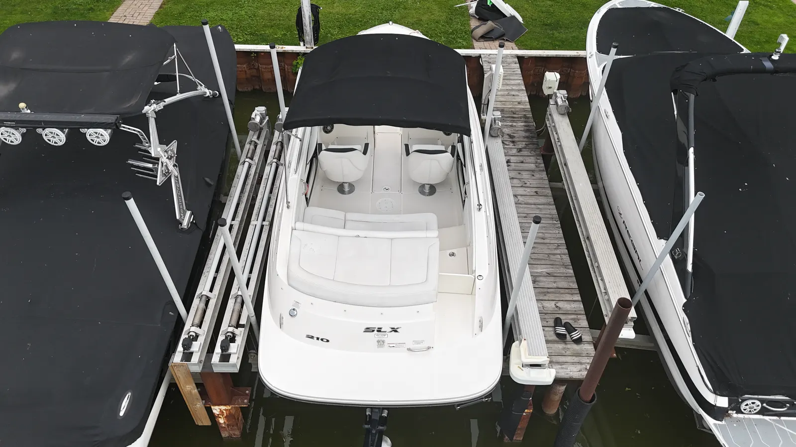 Sea Ray 210 SLX, 2014 before the flooring installation